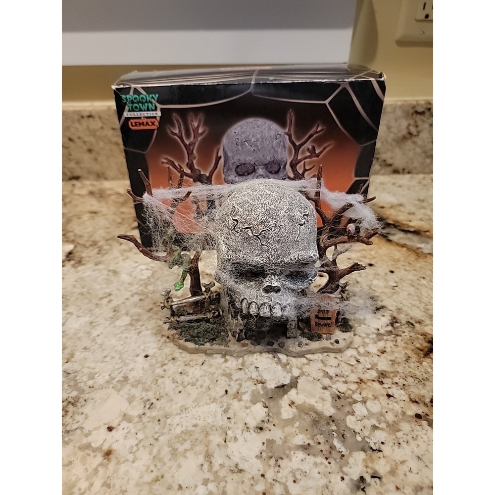2003 Lemax Spooky Town Skull Archway #33409A with Original Box